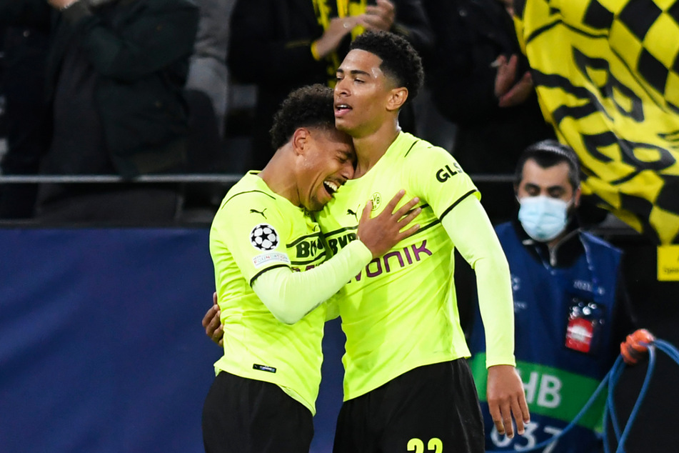 Donyell Malen (l.) bedankt sich artig bei Jude Bellingham für dessen geniale Vorlage.