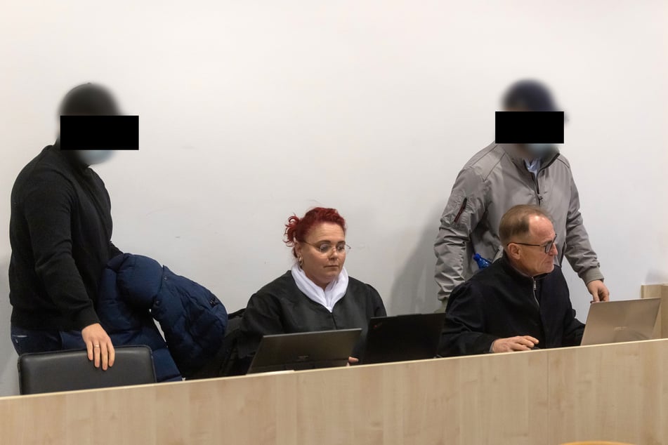 Die Angeklagten (l., r.) sollen zwei Journalisten aus Göttingen im Jahr 2018 schwer verletzt haben.