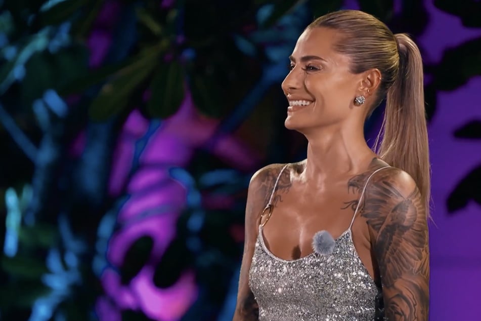 Moderatorin Sophia Thomalla (36) lacht die Kandidaten aus.