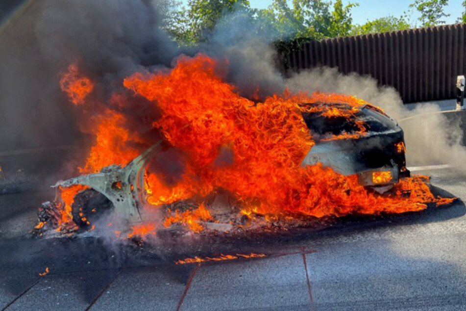 Auto auf Standstreifen abgestellt, plötzlich brennt Wagen vollständig aus
