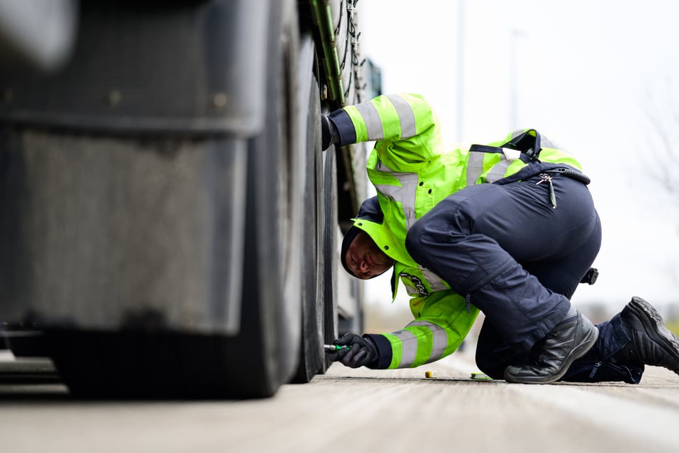 Lkw-Reifen löst sich und kracht in Gegenverkehr: Autofahrerin schwer verletzt