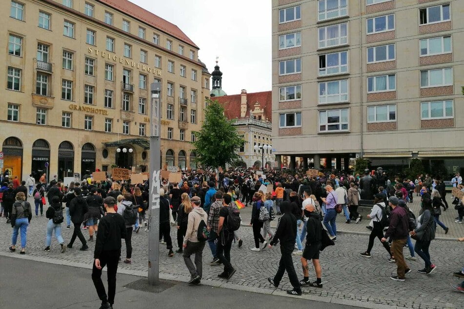 Mehr oder weniger hielten sich die Demonstranten an den Mindestabstand.