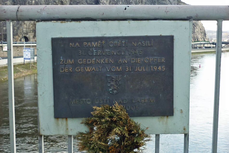 Gedenktafel an das Massaker von Aussig auf der Elbbrücke in Aussig (Ústí nad Labem).
