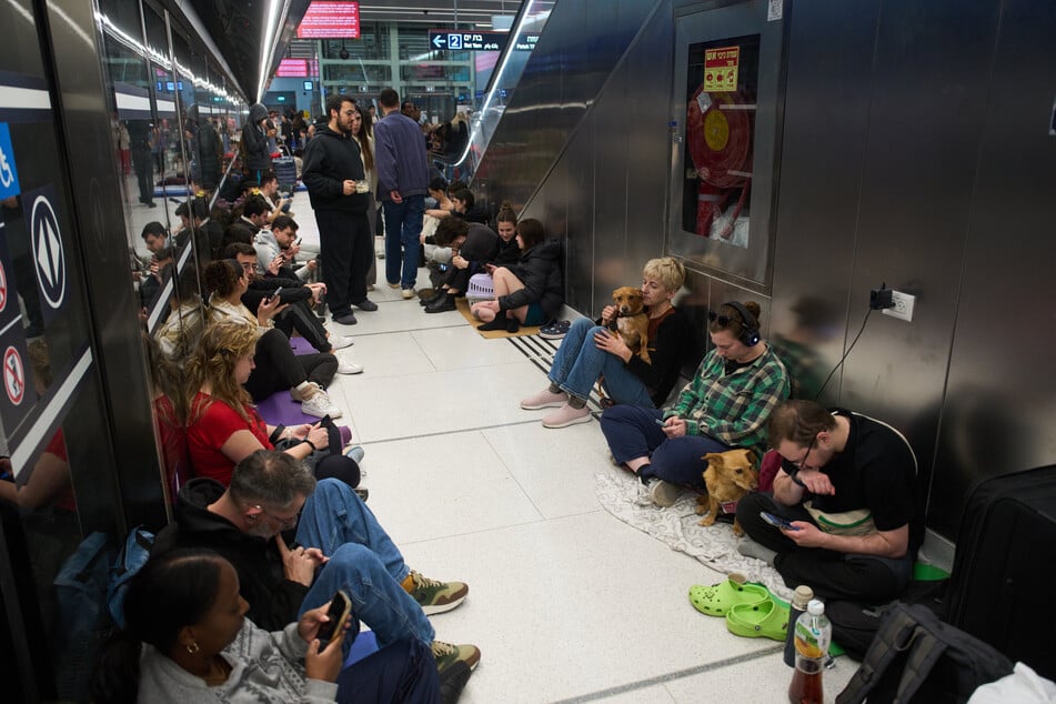 In Israel heulten derzeit nahezu durchgängig die Sirenen. Bürger suchen Schutz, etwa in einer U-Bahn-Station.