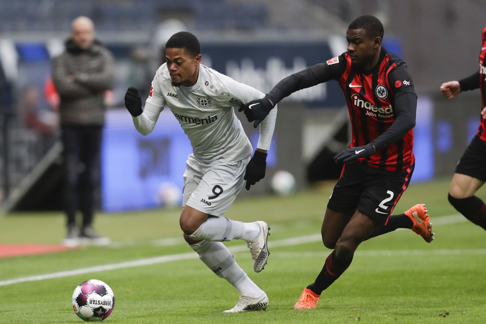 Frankfurts Evan N'dicka (r.) jagt Leverkusens Leon Bailey hinterher.