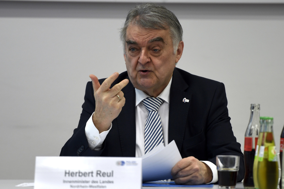 NRW-Innenminister Herbert Reul (69, CDU) gab im Rahmen einer Pressekonferenz einen Einblick in die bisherige Arbeit der "Cold Case"-Ermittlungsgruppe.