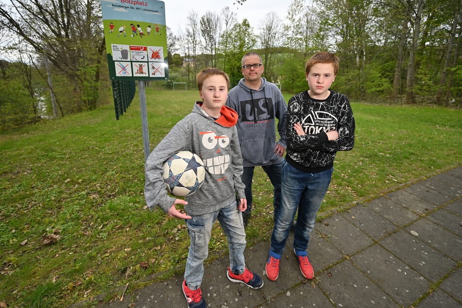 Sozialarbeiter Andreas Grundig (53, M.) mit Marco (12, l.) und Dominic (12) am Bolzplatz in Harthau.
