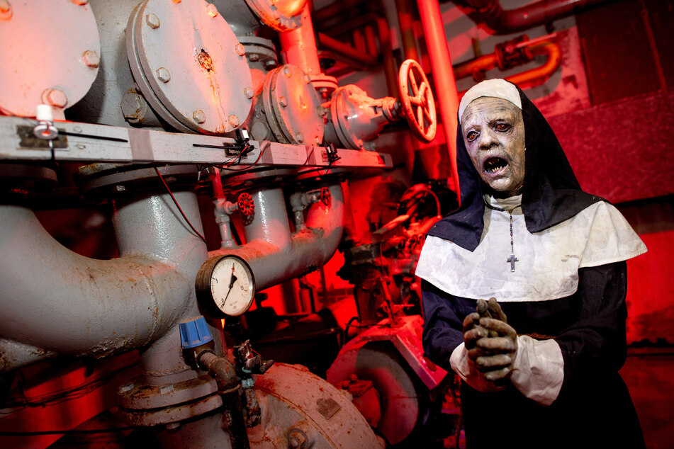 Eine gruselige Nonne erschreckt Besucher im "Das Spukhaus" in Wilhelmshaven.