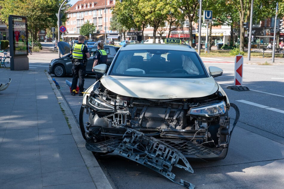 Am Donnerstagvormittag kollidierte in Hamburg ein Taxi mit einem Peugeot.