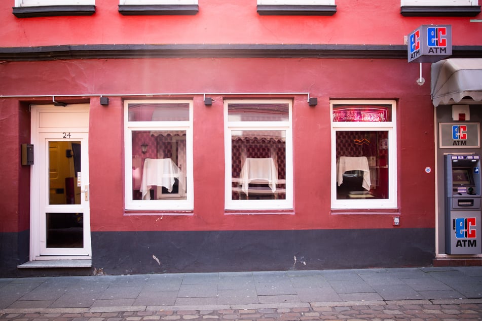 Keine Prostituierten sitzen in den Fenstern eines Bordells neben einem Geldautomaten in der legendären Herbertstraße auf St. Pauli.