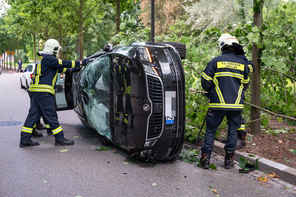 Ein Skoda-Fahrer landete am Montagmorgen in einer 30er-Zone in Weimar auf der Seite.