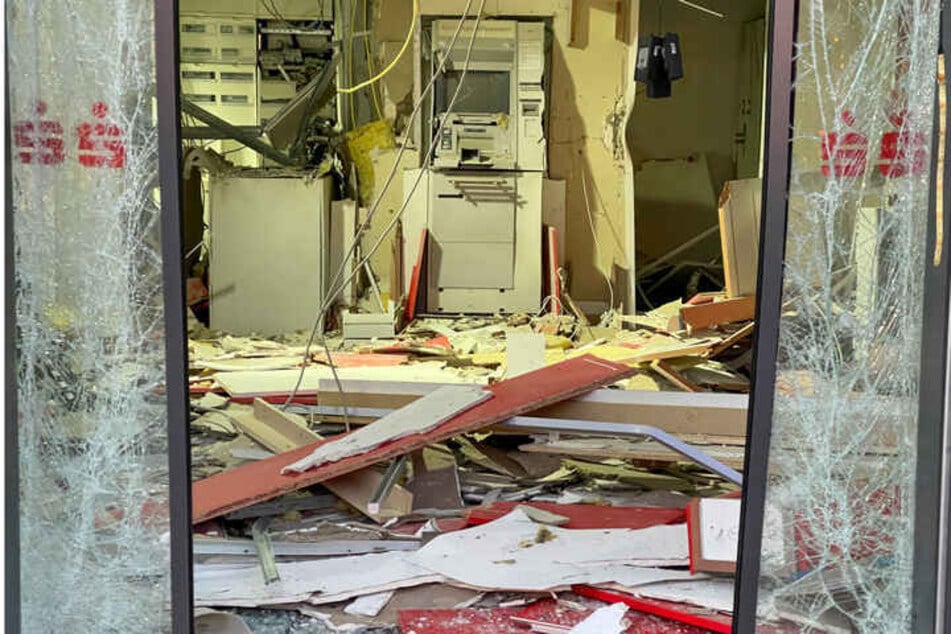 Das Gebäude der Sparkassen-Filiale wurde bei der Geldautomatensprengung im Mönchengladbacher Stadtteil Hardt erheblich beschädigt.