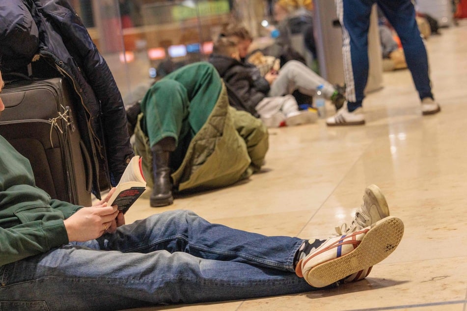 Weil am BER der Flugverkehr aufgrund der Witterung eingeschränkt ist, sitzen zahlreiche Passagiere fest.