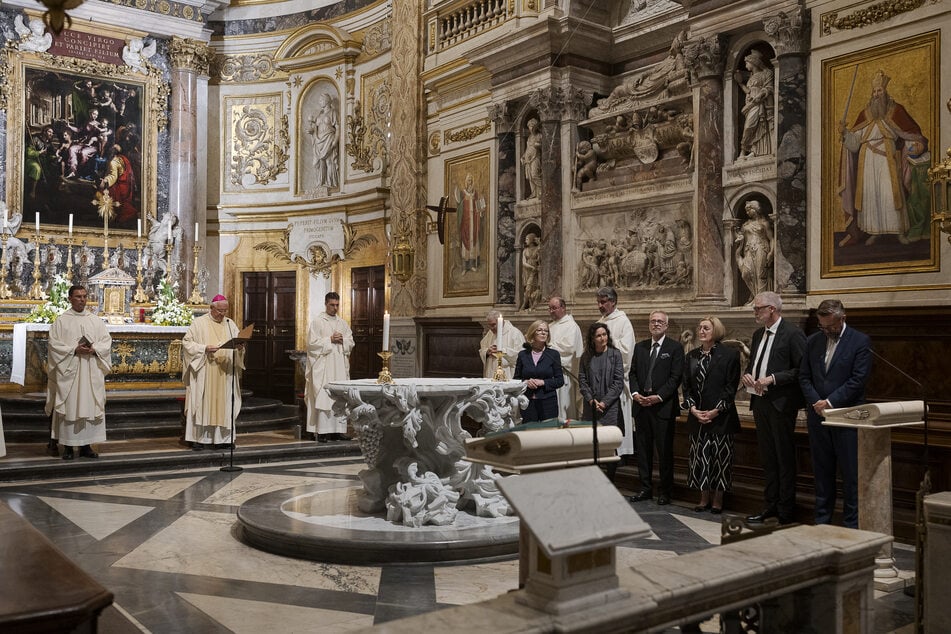 Heinrich Timmerevers (2.v.l.) leitete in Rom den Festgottesdienst in der Kirche Santa Maria dell'Anima anlässlich 30 Jahren Staatskirchenvertrag. Ministerpräsident Michael Kretschmer und zwei Delegationen nahmen daran teil.