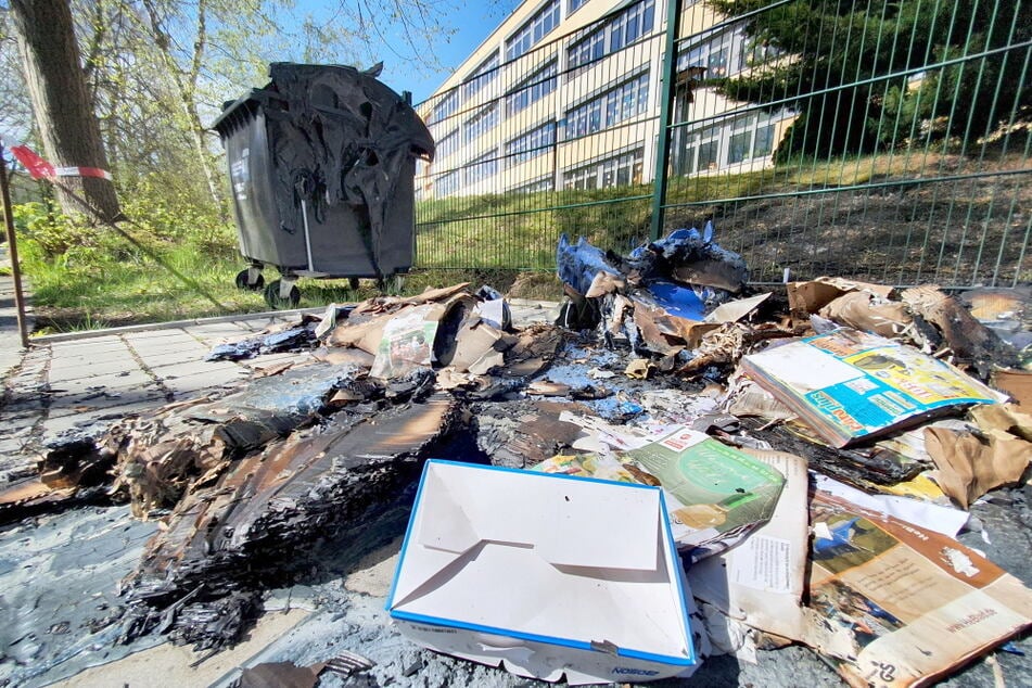 Vom Container blieb nichts mehr übrig! In der Richard-Wagner-Straße in Chemnitz fackelte ein Abfallbehälter komplett ab, ein weiterer wurde beschädigt.