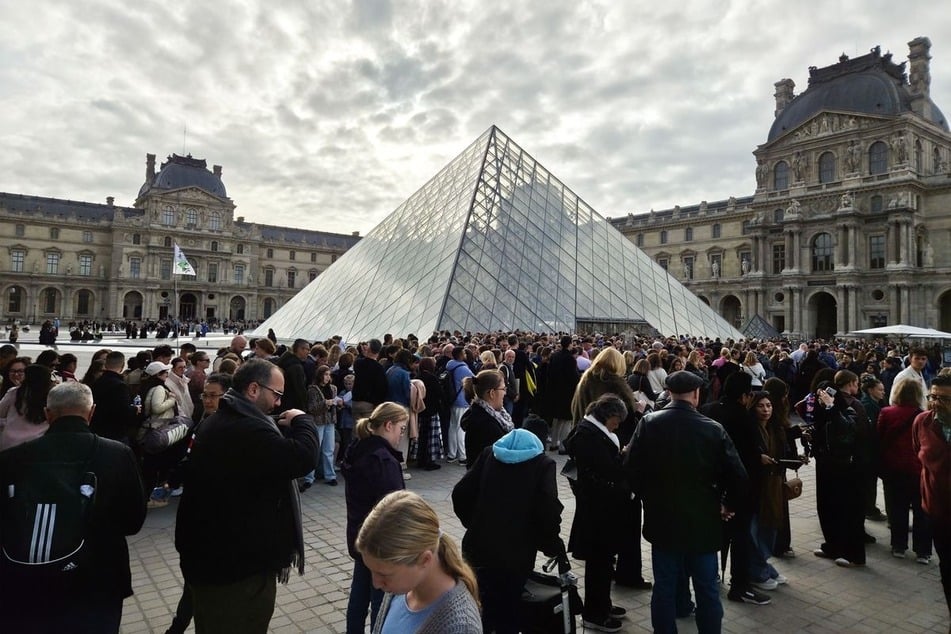 Am Sonntagmorgen waren Täter in den weltberühmten Louvre in Frankreich eingedrungen.