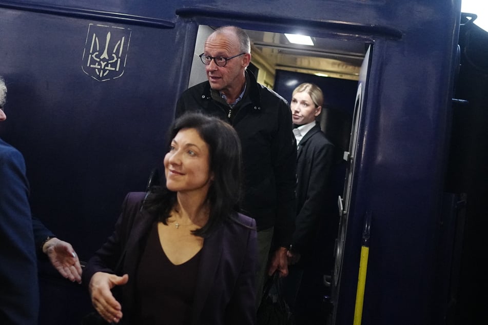 Während des Besuchs von Friedrich Merz in der Ukraine wurde eine Brücke in Kiew von russischen Drohnen getroffen.