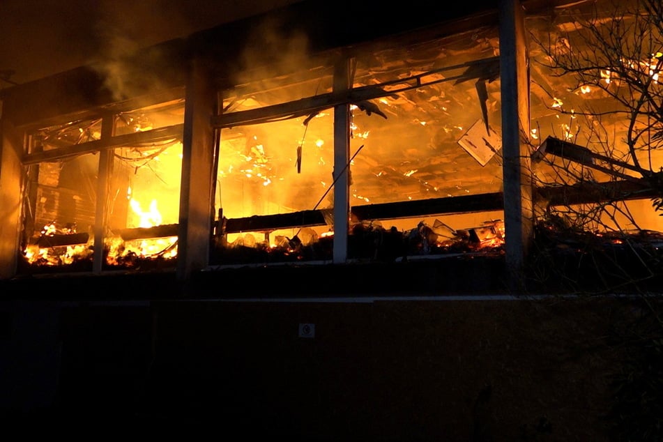 Hamburg: Hotel brennt in Hamburg - Löscharbeiten gestalten sich schwierig