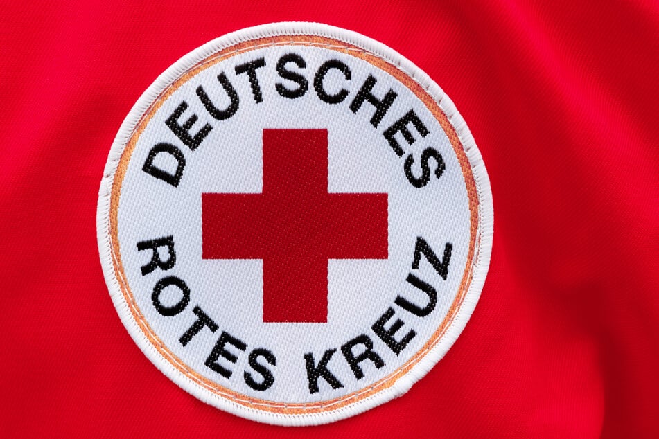 Ein Aufnäher mit dem Logo des Deutschen Roten Kreuzes (DRK).