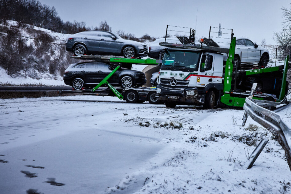 Auto-Transporter kommt auf schneeglatter A17 ins Schleudern und blockiert Fahrbahn