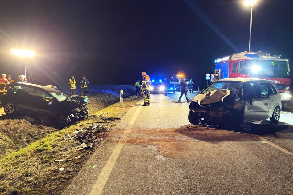 Die Rettungskräfte hatten am Unfallort alle Hände voll zu tun, die Ermittlungen der Polizei laufen.