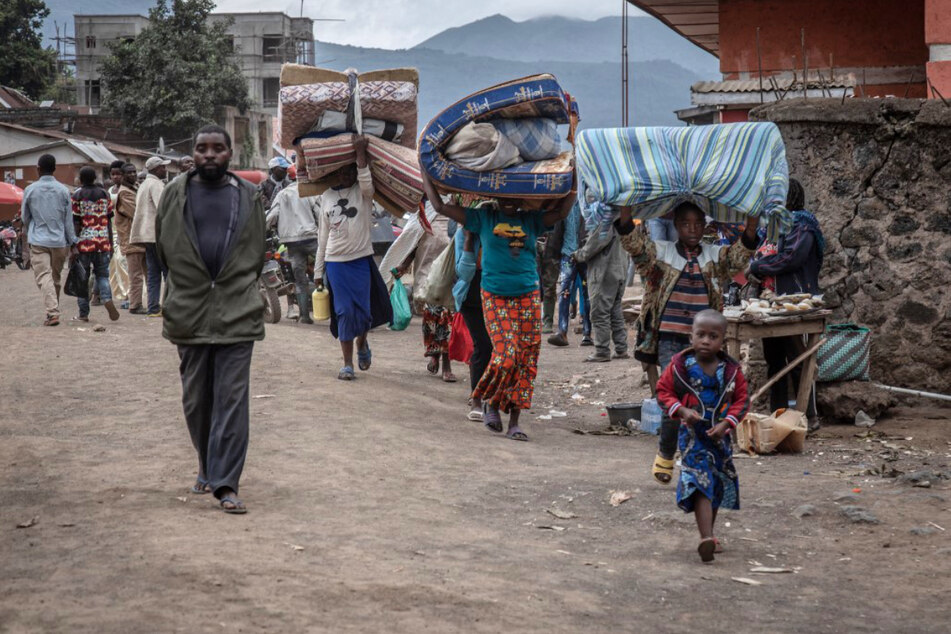 Der Konflikt im Osten Kongos treibt immer wieder Menschen mit einem Teil ihrer Habseligkeiten in die Flucht.