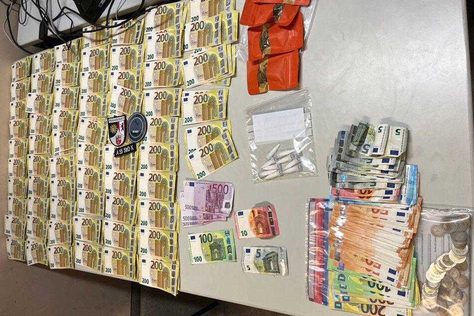 Die Polizei hat das Beweismaterial auf der Wache fein säuberlich auf einem Tisch aufgereiht.