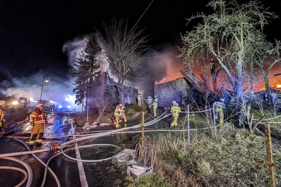 Drei der Gebäude konnte die Feuerwehr nicht mehr retten. Ein Wohnhaus wurde aber erfolgreich geschützt.