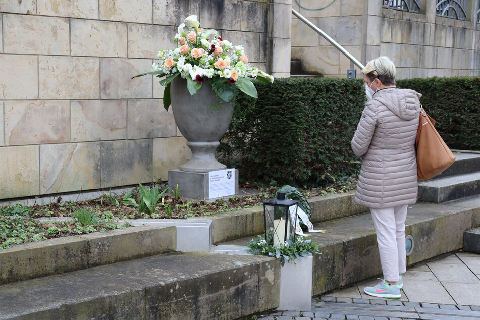Auf dem La-Spezia-Platz in Bayreuth hat die Stadt einen Kranz zum Gedenken an die Corona-Todesopfer niedergelegt.