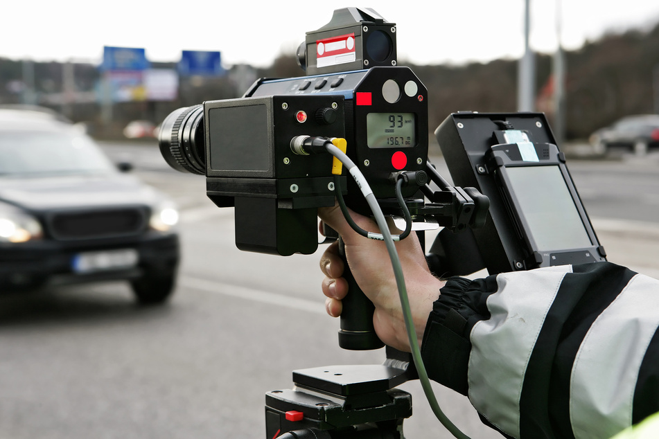 Die Polizei hat auf der A72 im Vogtland Geschwindigkeitskontrollen durchgeführt. Der Spitzenreiter war mehr als 80 km/h zu schnell. (Symbolbild)