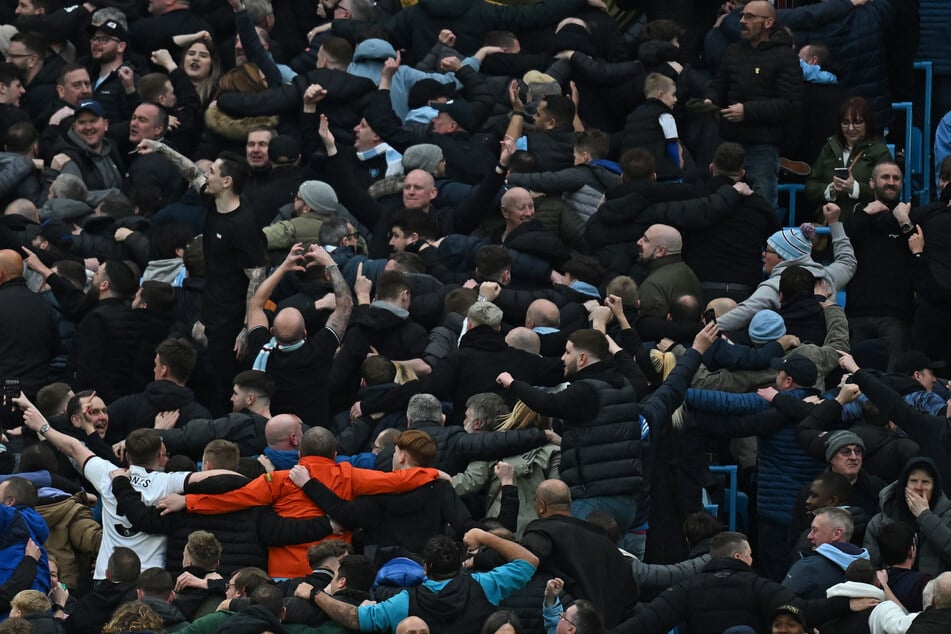 Ein medizinischer Notfall auf der Tribüne im Etihad Stadium, doch für einen Zuschauer kam jede Hilfe zu spät. (Symbolbild)