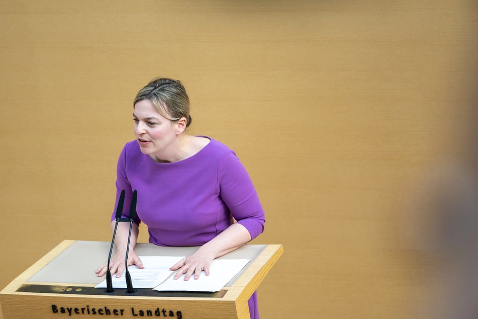 Die Fraktionsvorsitzende der Grünen im Landtag, Katharina Schulze (40), setzt sich für härtere Strafen gegen Tierquäler ein.