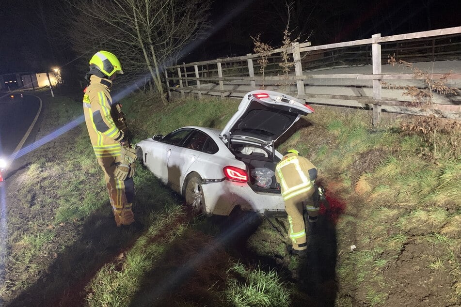 Mitten in der Nacht im Graben gelandet: Feuerwehr befreit Autofahrer aus BMW