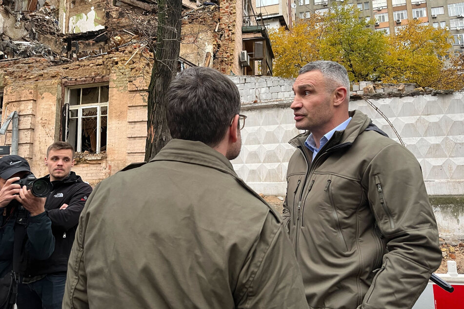 Bundesjustizminister Marco Buschmann (FDP, vorn) spricht mit Kiews Bürgermeister Vitali Klitschko.