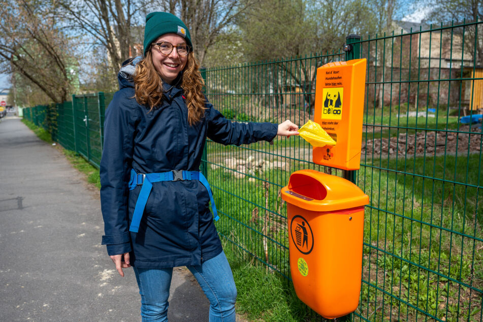 Karola Köpferl (30) von den Grünen setzt sich mit Beutelspendern für einen sauberen Sonnenberg ein.