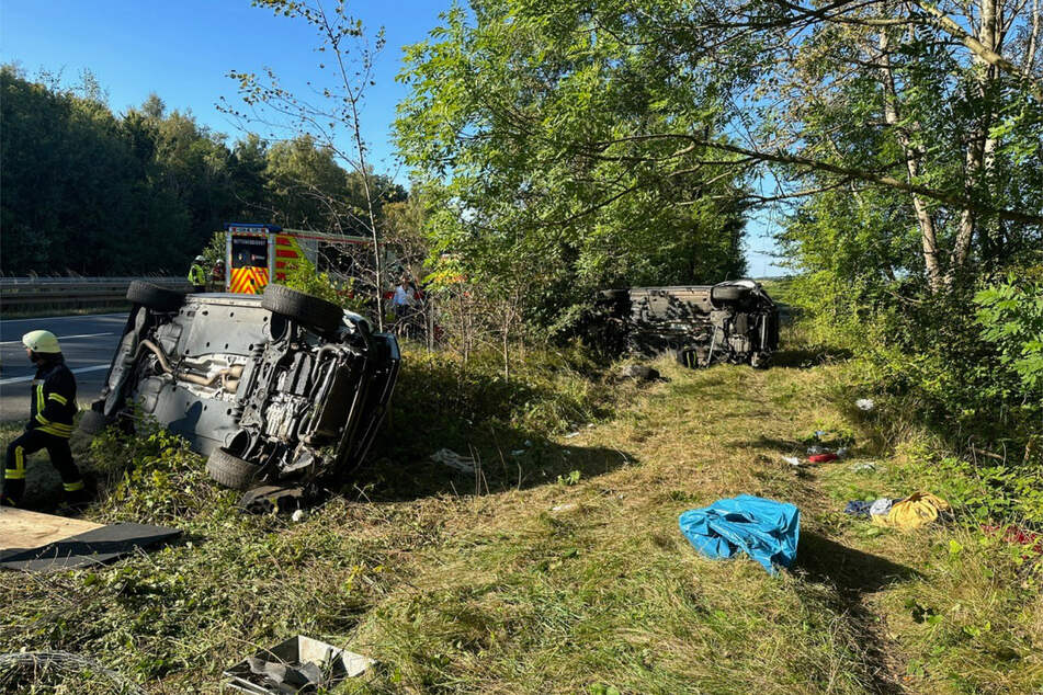 Beide Fahrzeuge überschlugen sich und kamen am Fahrbahnrand zum Liegen.