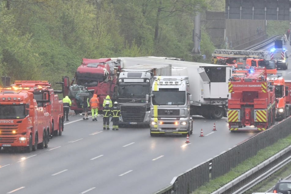Einer der Lastwagen steht nach dem Unfall quer auf der A1.