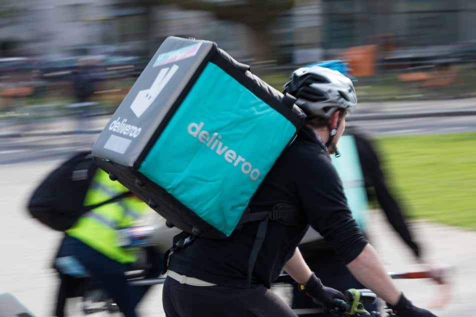 Ein Fahrer mit einer Deliveroo-Auslieferungsbox, aufgenommen bei einer Kundgebung gegen schlechte Arbeitsbedingungen 2018 in Berlin.