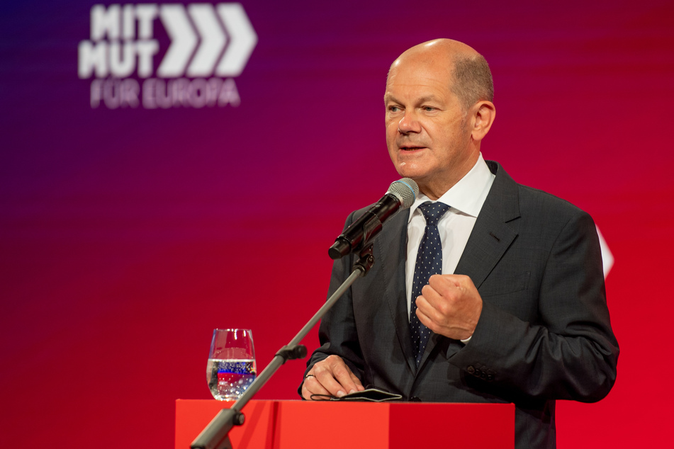 Bundesfinanzminister Olaf Scholz (63, SPD) teilte in Düsseldorf mit, dass der Bund für die Bewältigung der Pandemie 400 Milliarden Euro Kredite aufgenommen hat.