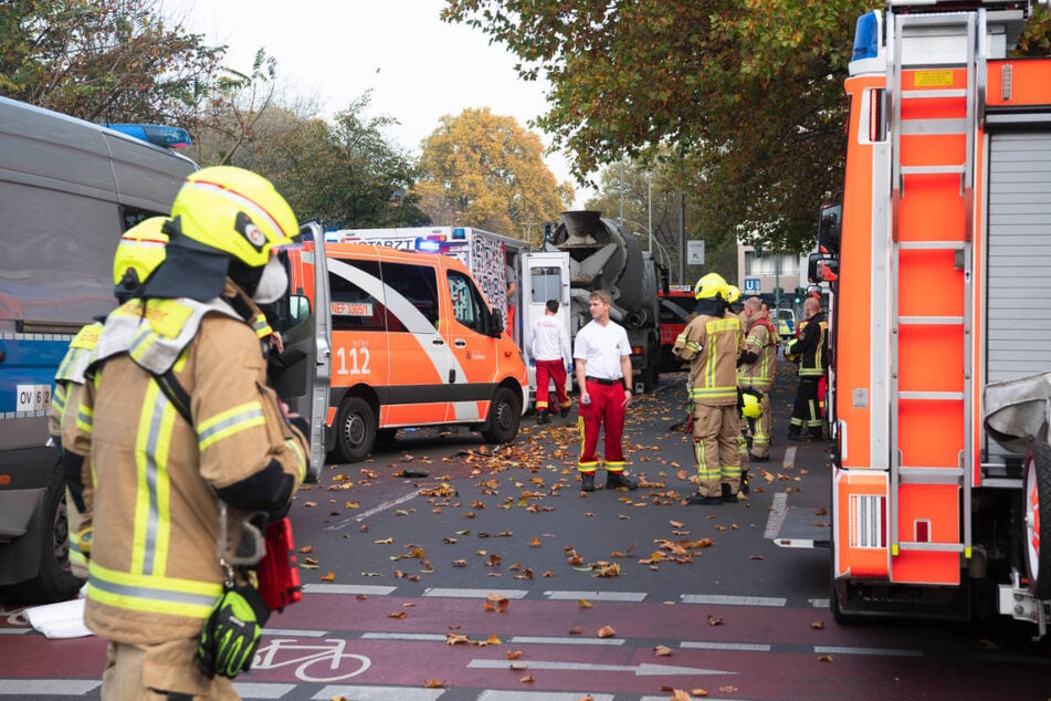 Die Radfahrerin wurde bei dem Unfall unter dem Lkw eingeklemmt und musste von der Feuerwehr befreit werden.