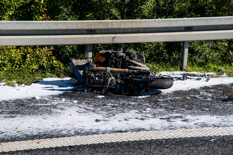 Das Motorrad des jungen Kradfahrers fing umgehend nach dem Unfall Feuer.