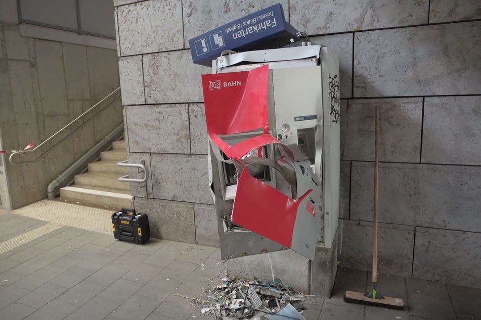 Der Schaden beläuft sich auf mehrere zehntausend Euro.
