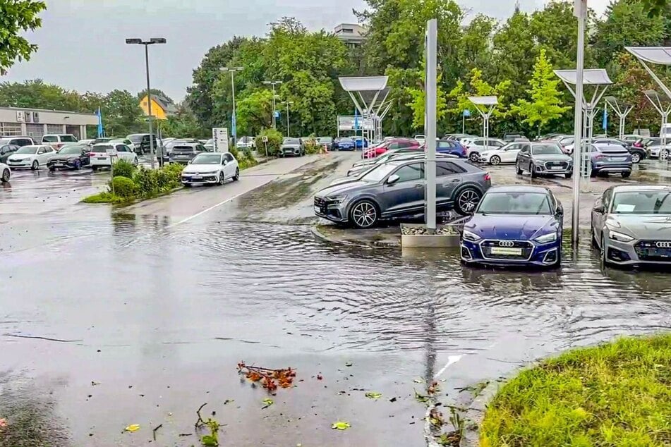 Straßen wurden überschwemmt.