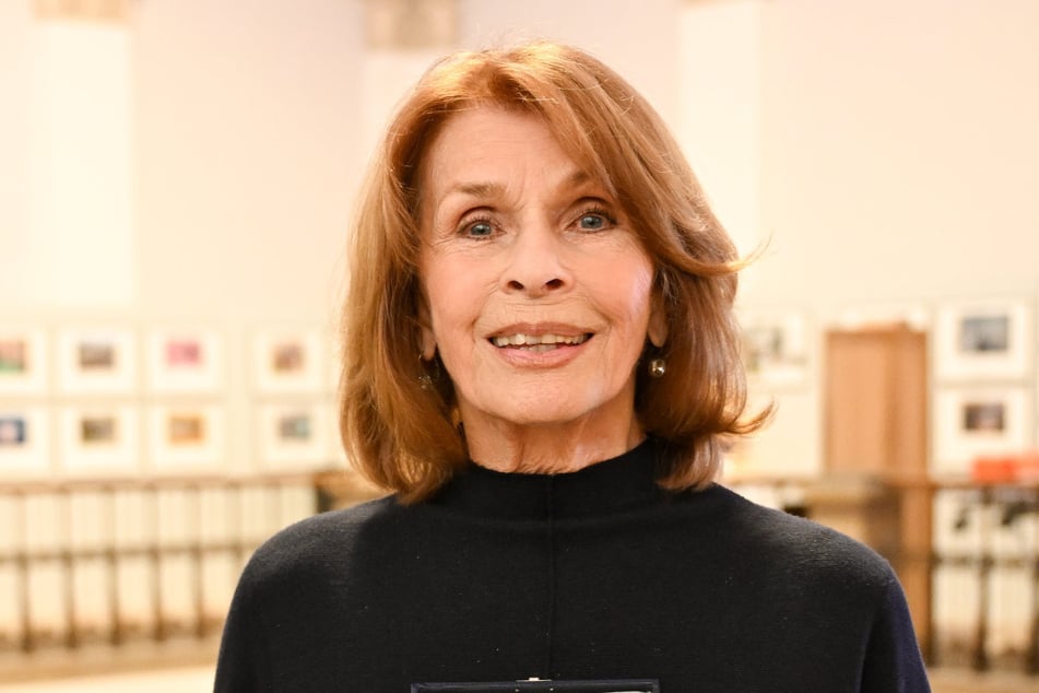 Die Schauspielerin Senta Berger (83) blickt auf ihre Lebensgeschichte zurück - mit den schönen und den traurigen Kapiteln.