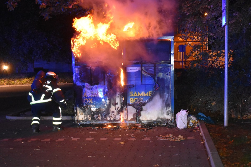 Unter anderem brannten mehrere Container sowie eine Trafostation. Die Polizei hat Ermittlungen wegen Brandstiftung eingeleitet.