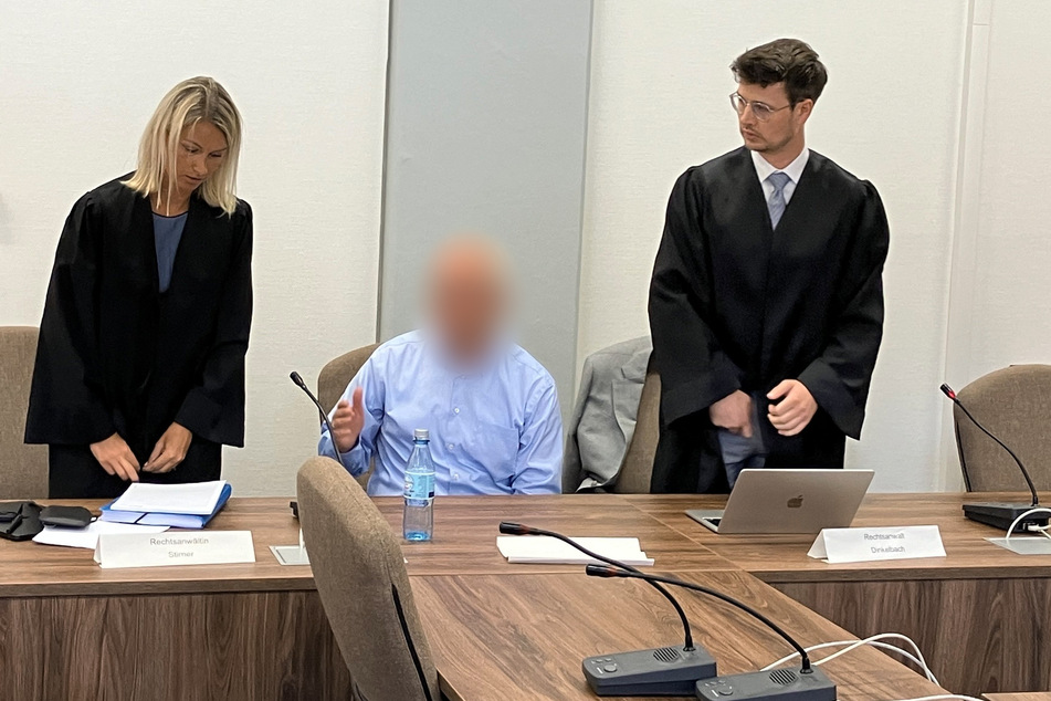 Der Bauingenieur (M.) wies die Vorwürfe der Staatsanwaltschaft zum Beginn des Prozesses am Kölner Landgericht zurück.