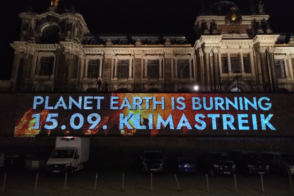 Im Rahmen einer Licht-Installation machte "Fridays for Future" an den Brühlschen Terrassen auf den globalen Klimastreik aufmerksam.