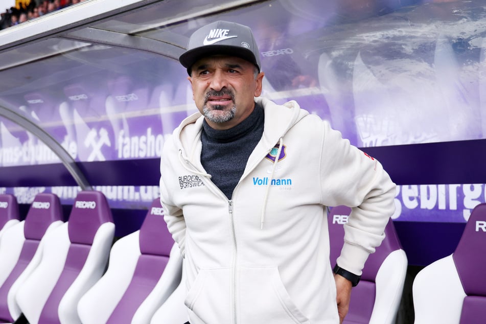 Aue-Trainer Khvicha Shubitidze (52) versuchte noch die Niederlage gegen Halle schönzureden.