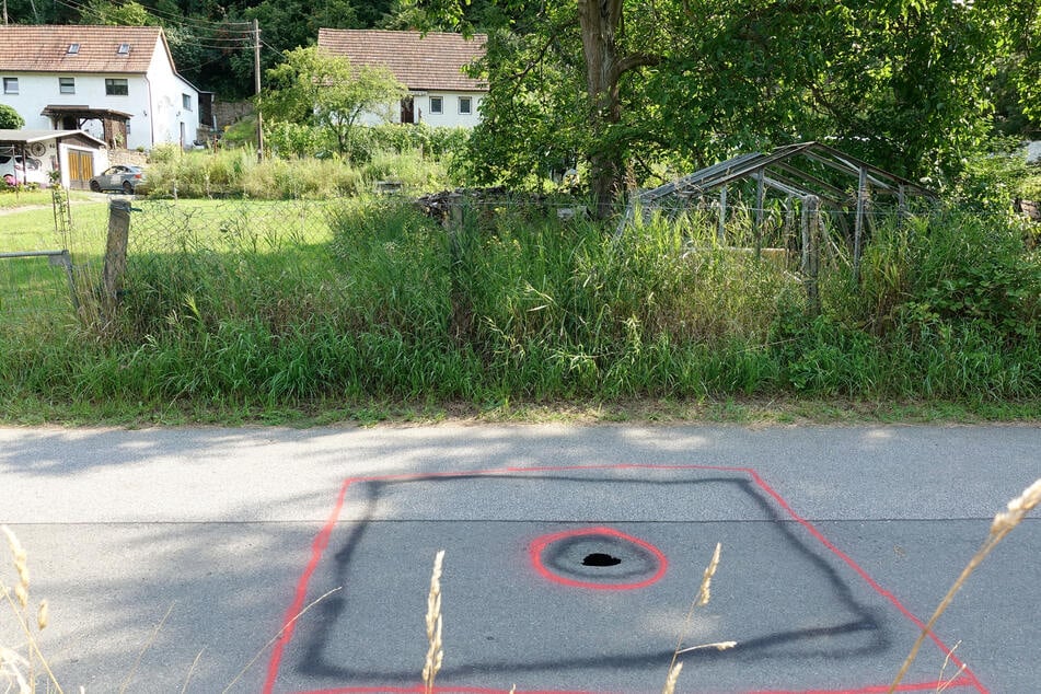 Ein Teil der Fahrbahn hat sich abgesenkt.
