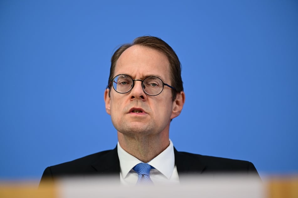 Weickert kritisiert Sören Pellmann (49, Linke), der die Produktion von Marschflugkörpern als "Angriffswaffen" bezeichnet hatte.